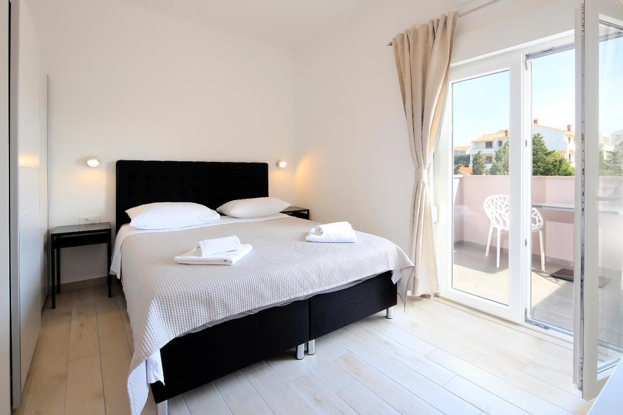 Apartments Lola Novalja Dış mekan fotoğraf