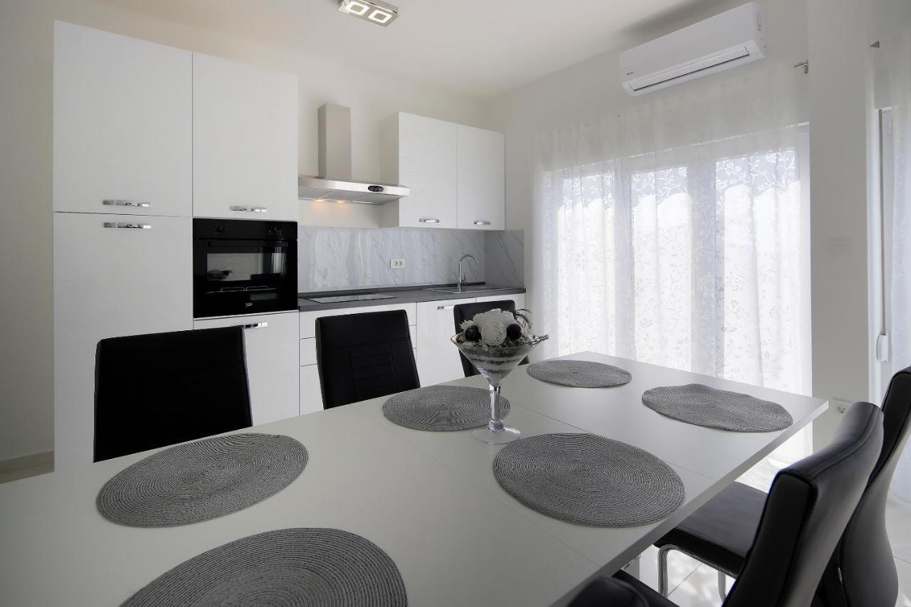 Apartments Lola Novalja Dış mekan fotoğraf