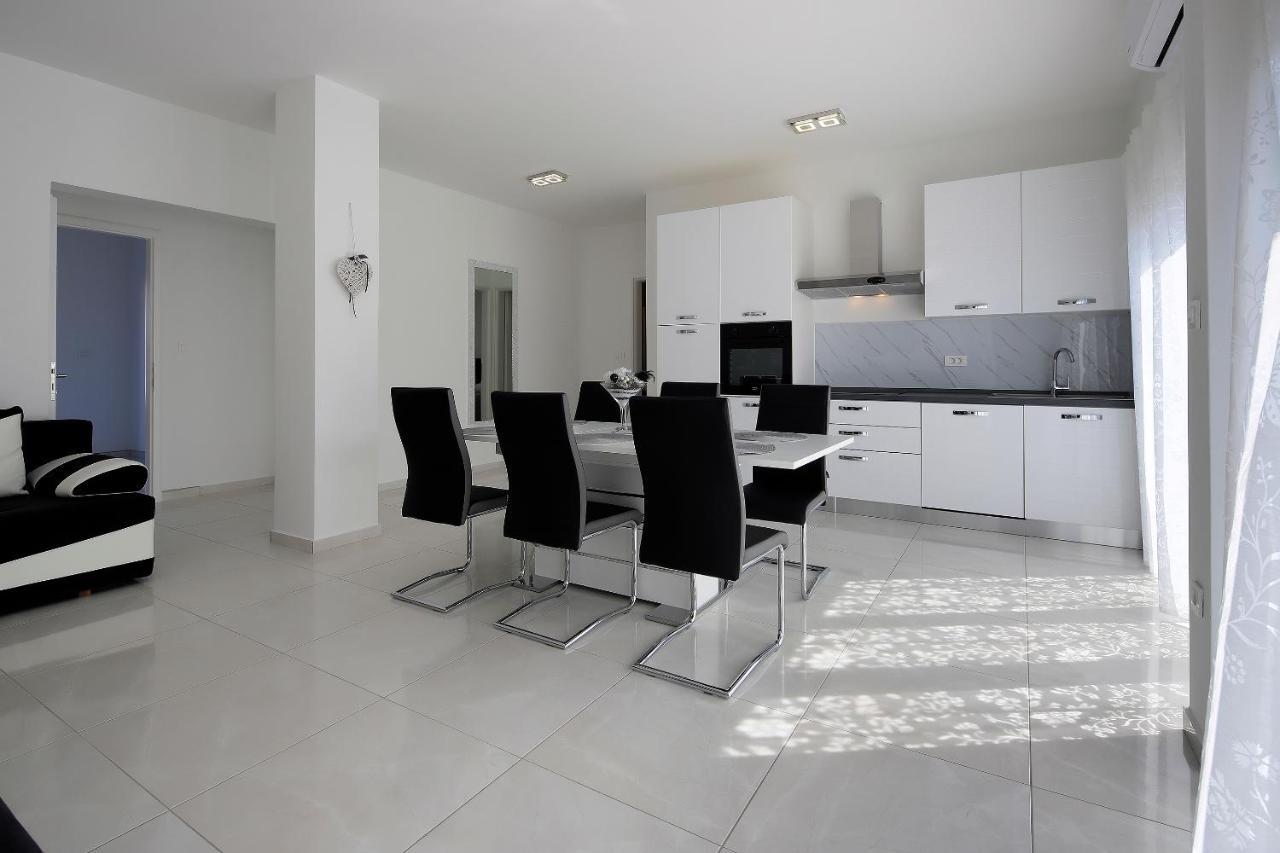 Apartments Lola Novalja Dış mekan fotoğraf