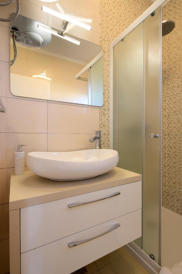 Apartments Lola Novalja Dış mekan fotoğraf
