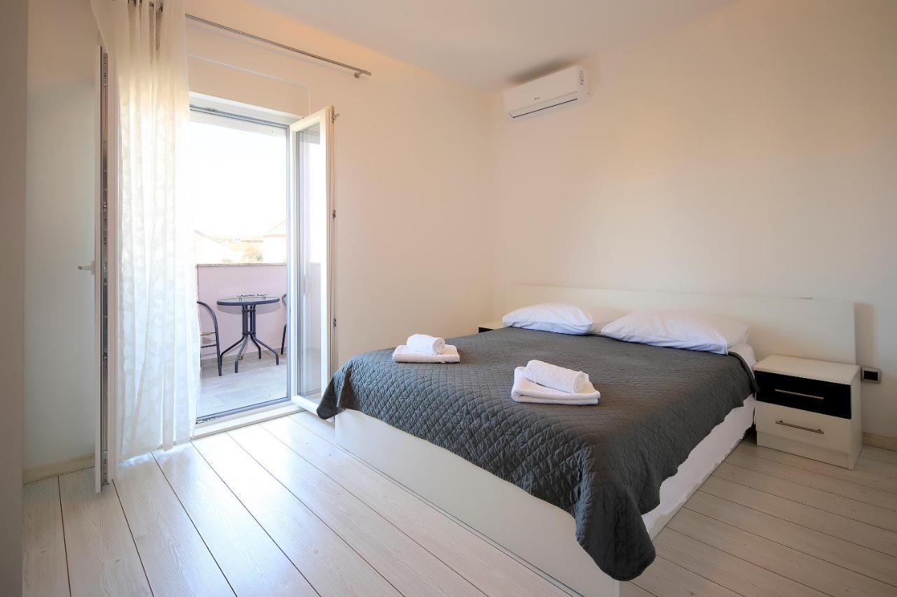 Apartments Lola Novalja Dış mekan fotoğraf
